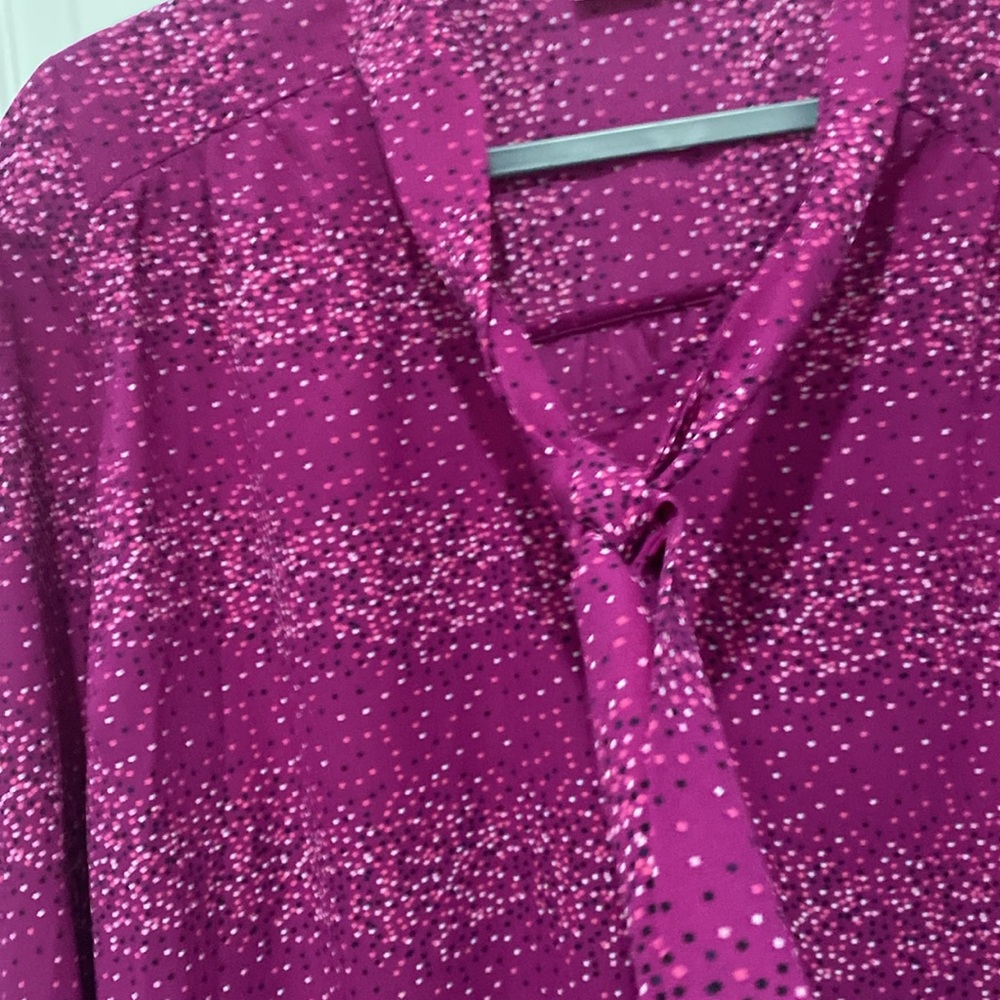 Womens Evri Tie Neck Fuchsia dotted top 1x - Picture 4 of 5